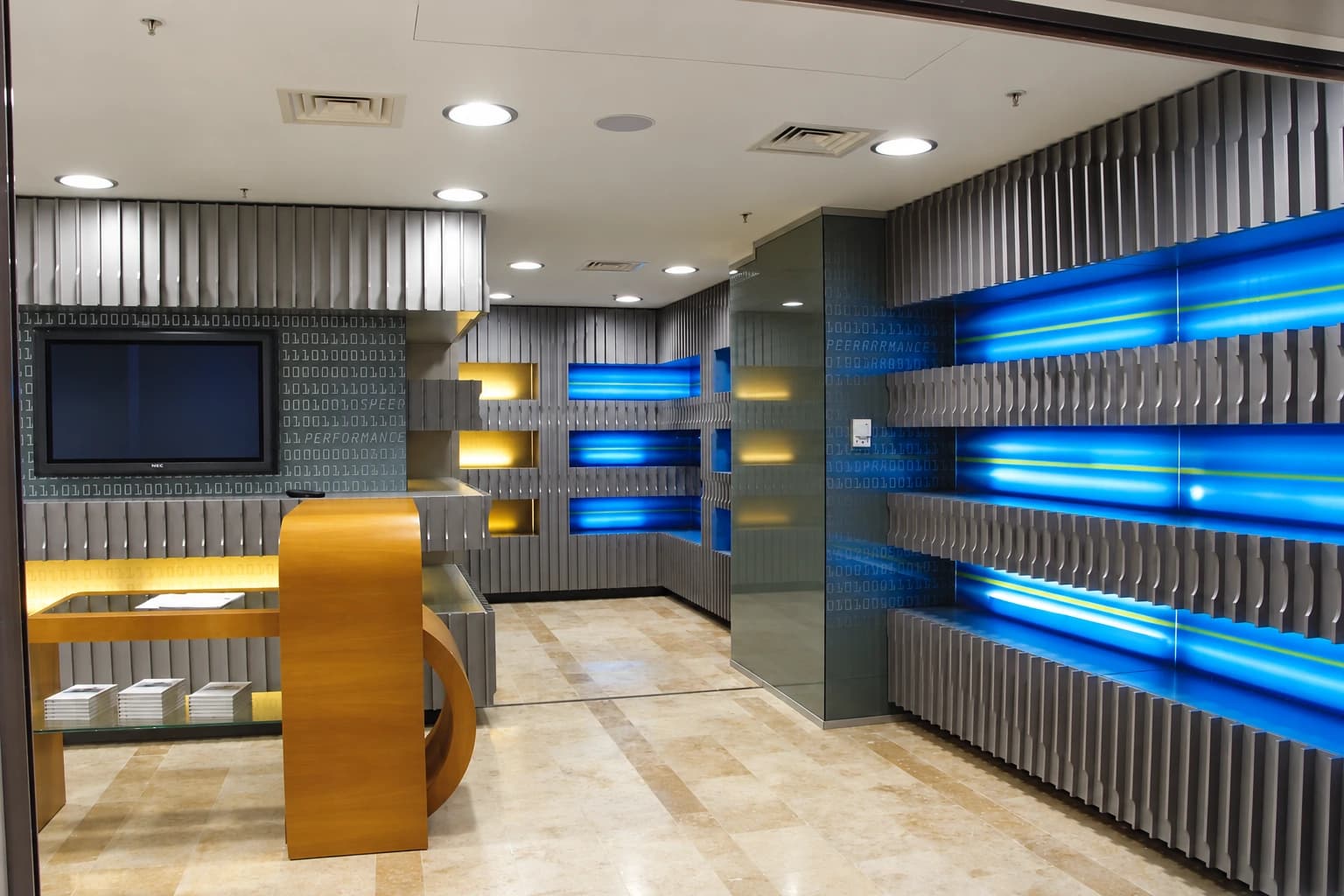 D-Point Showroom — Mayadrom: Sarı çalışma alanı ve ışıklı duvar düzeni