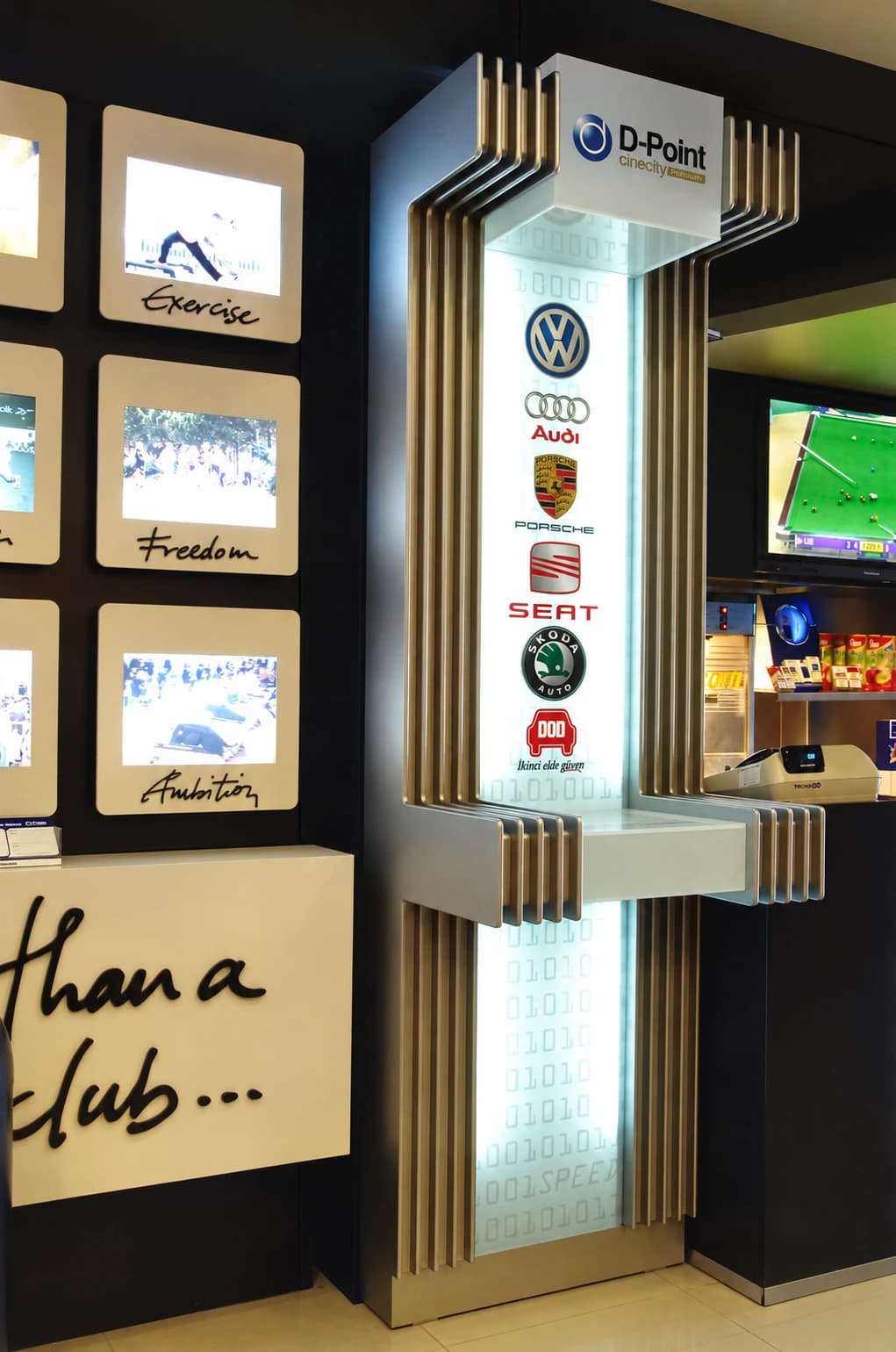 D-Point Showroom — Mayadrom: Showroomun üst katındaki ışıklı D-Point panosu