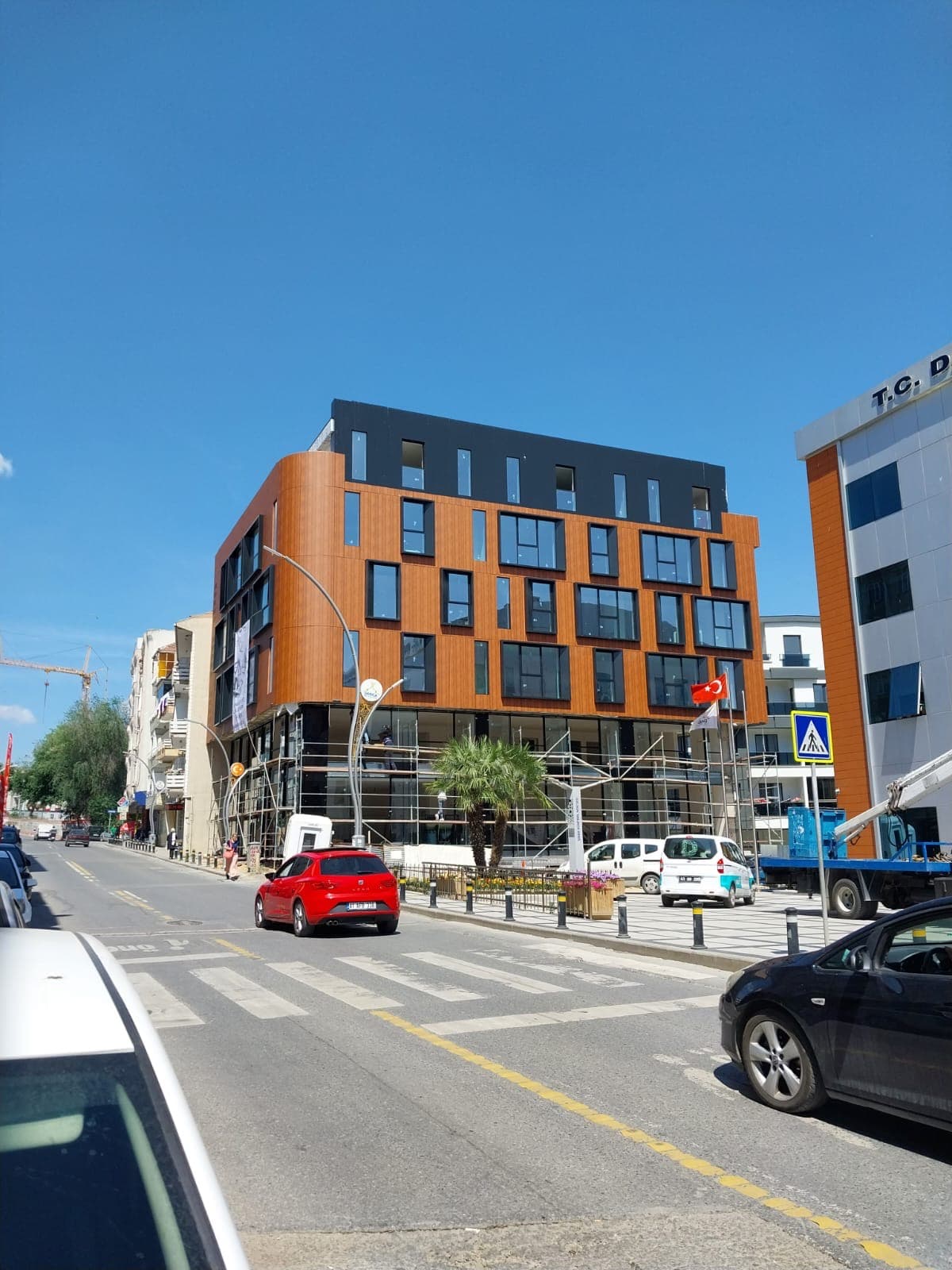 Darıca İş Merkezi’nin sokaktan görülen iki cephesi