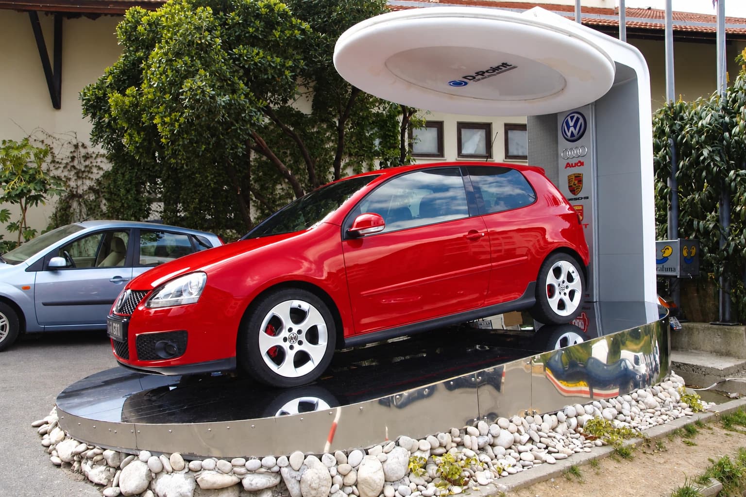 Doğuş Otomotiv Araç Standı: Araç sergileme platformu ve dairesel üst örtünün yandan görünümü