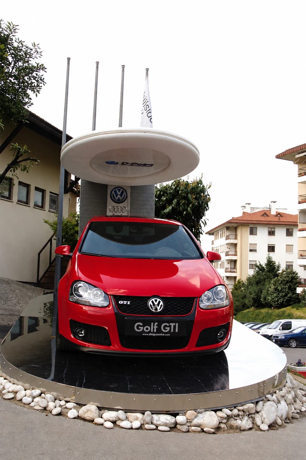 Doğuş Otomotiv Araç Standı: Sergileme platformunun karşıdan görünümü