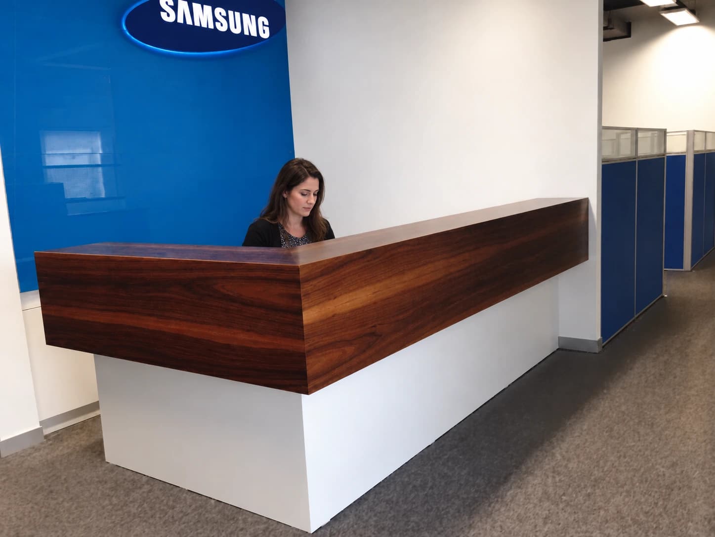 Samsung Genel Merkezi - Flatofis: Ahşap karşılama bankosu ve mavi duvar